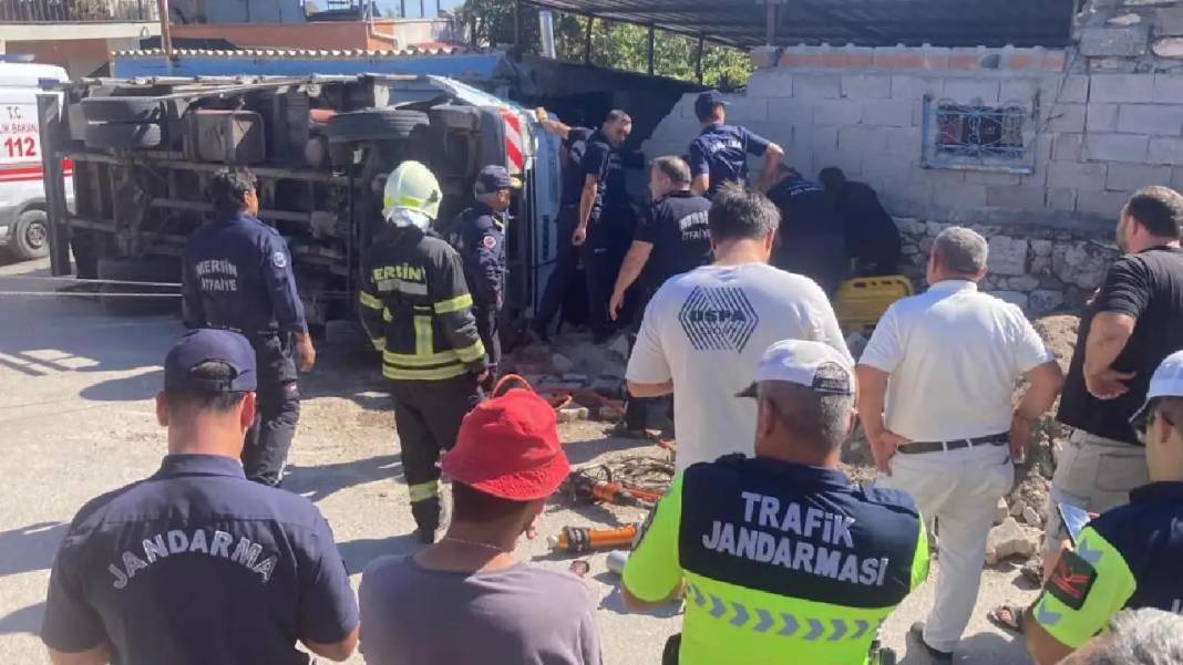 Mersin'de Kontrolden Çıkan Kamyonet Dev Depoyu Yıktı! 3